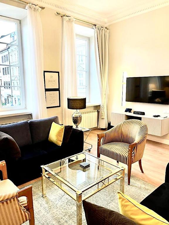 
Luxury Executive Suite with Market Square View 
