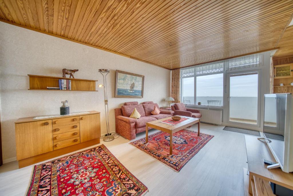 sala de estar con sofá y mesa en Ferienpark - Haus E, App 0E1108, en Heiligenhafen