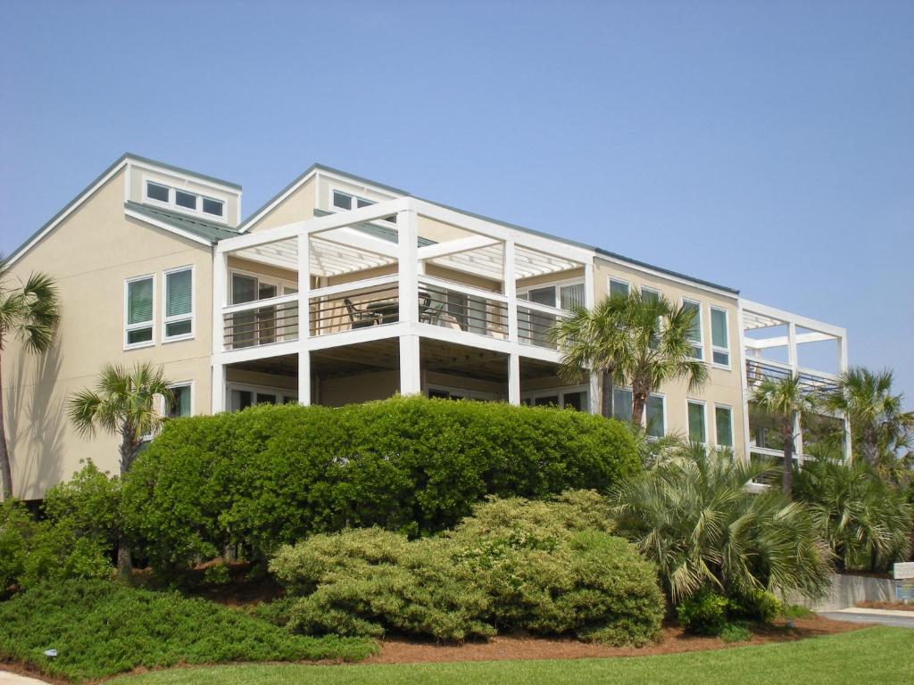 ein großes Haus mit Palmen davor in der Unterkunft 2920 Atrium in Seabrook Island