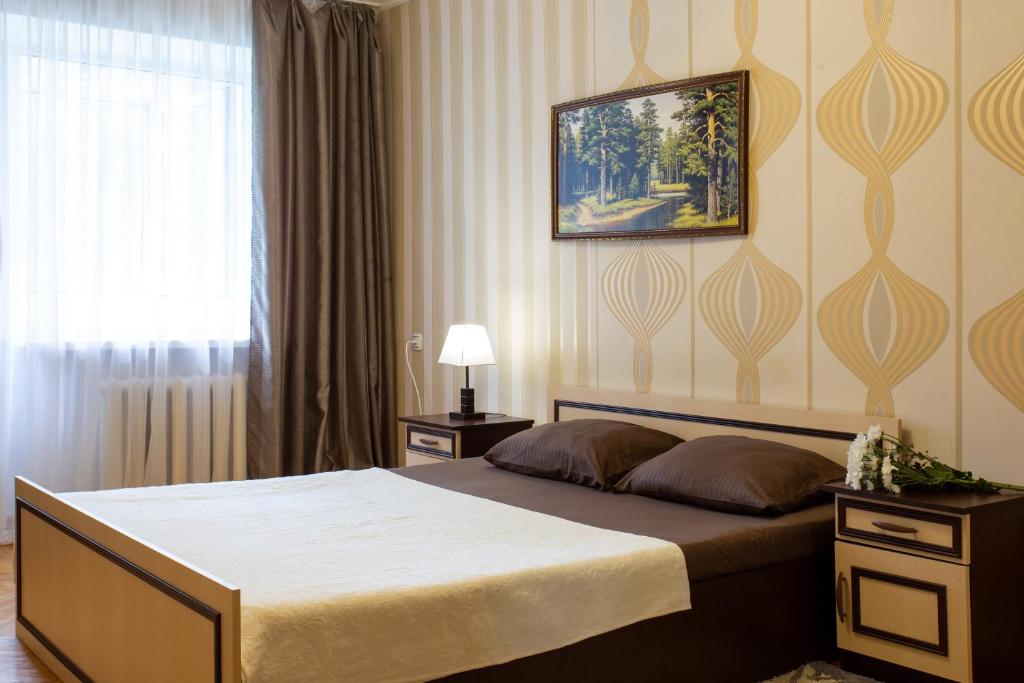 Un dormitorio con una cama grande y una ventana en Covent - Garden - Kharkiv, en Járkov