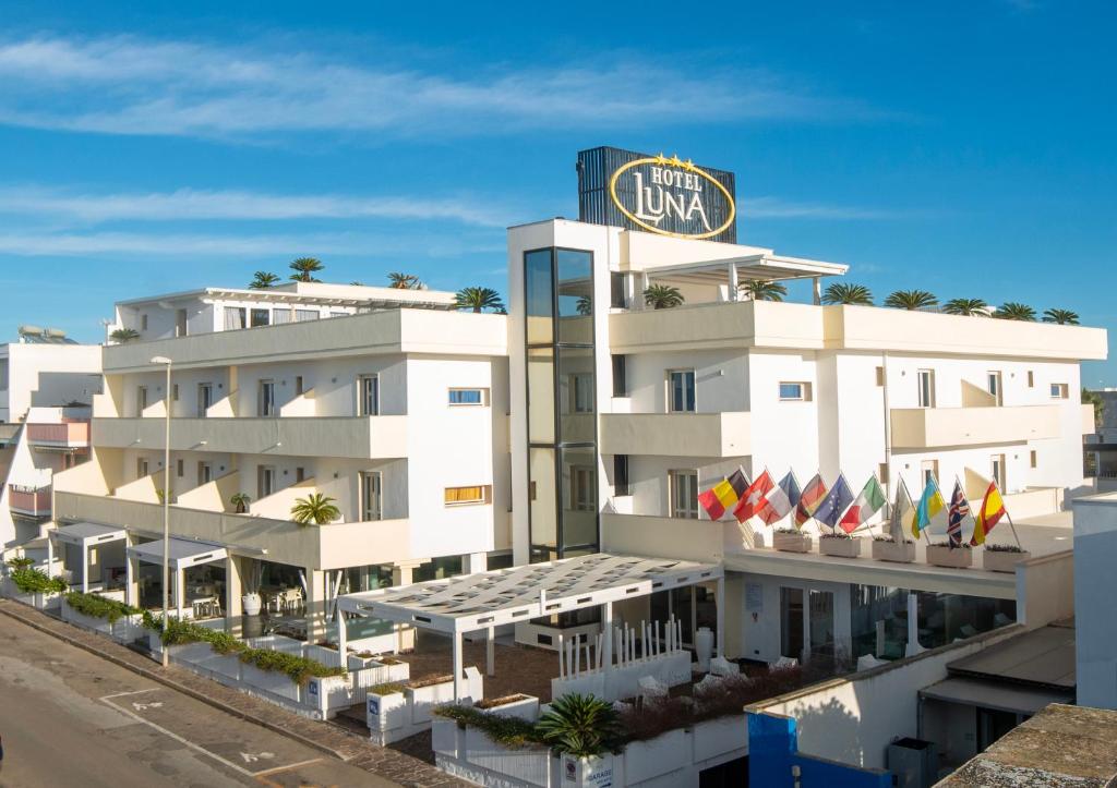 un hotel con un cartello sul lato di Hotel Luna Lido a Torre San Giovanni Ugento