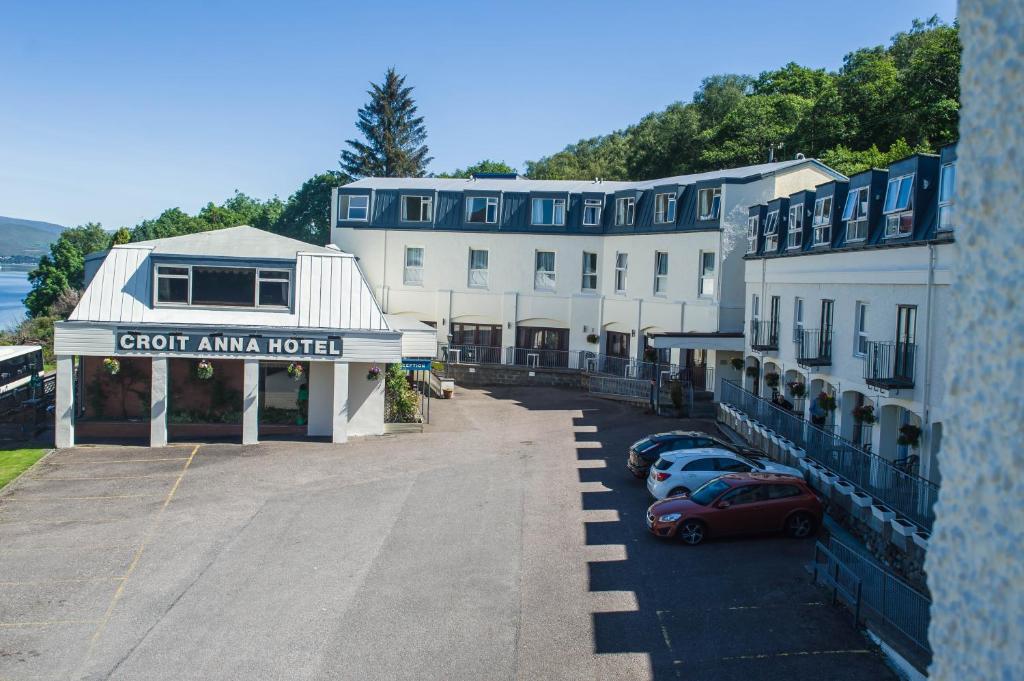 Vista al árido de un hotel con coches aparcados en un aparcamiento en Croit Anna Hotel, en Fort William