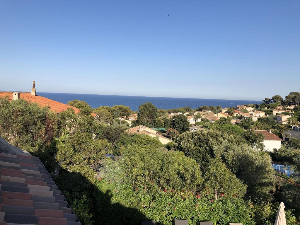 une vue d'une ville avec l'océan en arrière-plan dans l'établissement Pauline 3340 villa, aux Issambres