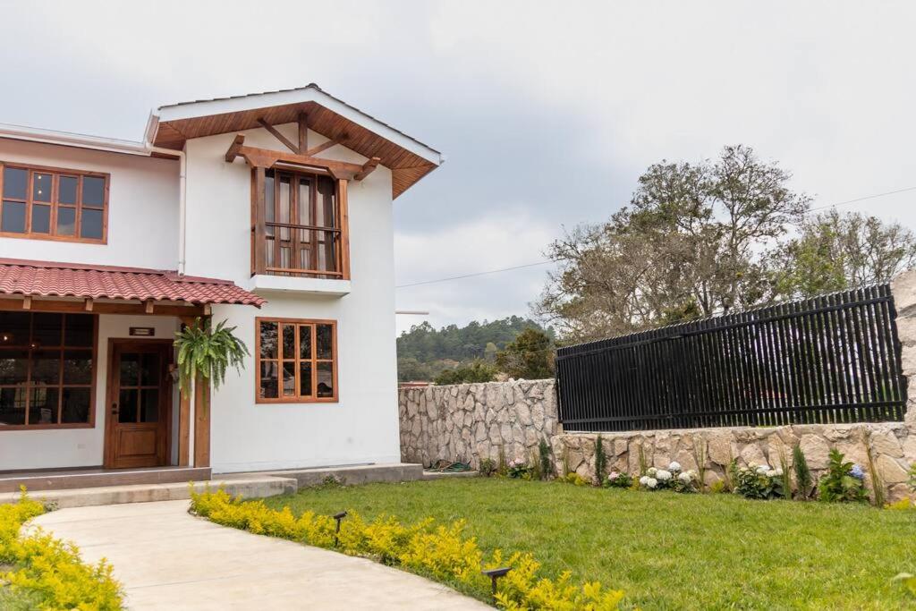 Casa blanca con pared de piedra en Casa Bonita, en La Esperanza