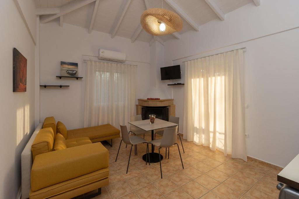 Televízia a/alebo spoločenská miestnosť v ubytovaní Lagouvardos Apartments