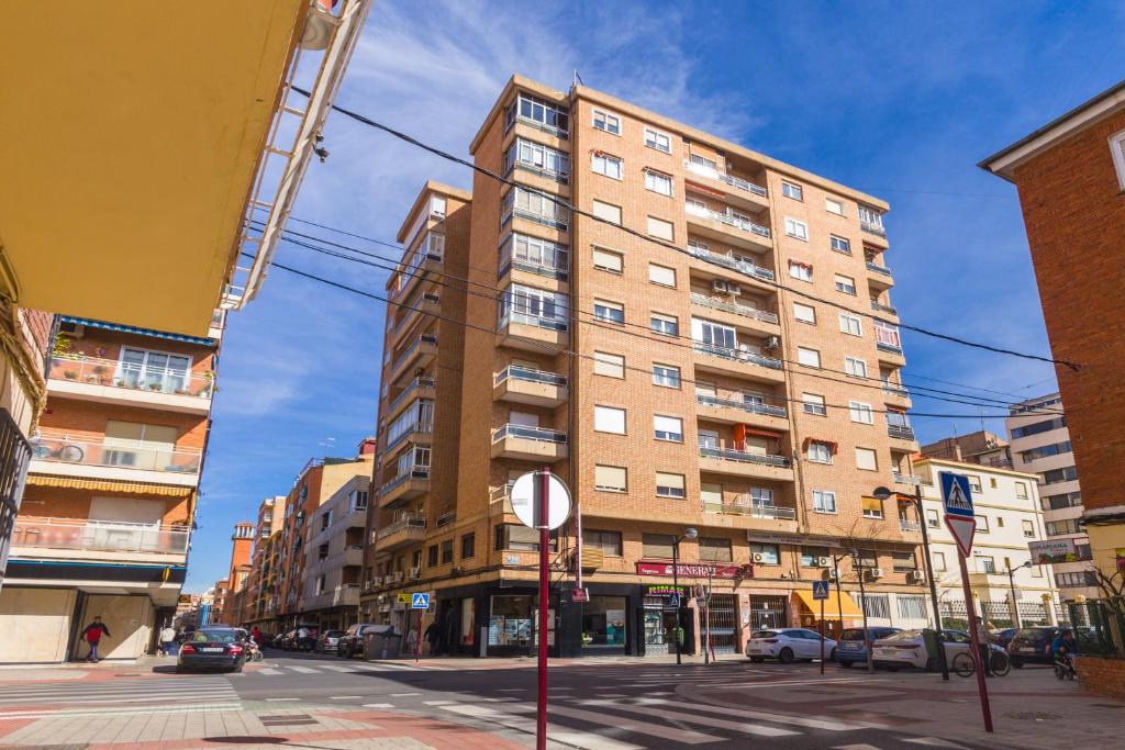 un edificio alto en una calle de la ciudad con un cartel de la calle en PISO VANDELVIRA, en Albacete