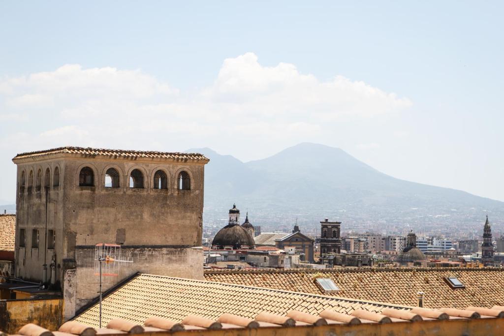 uma vista para uma cidade a partir do telhado de um edifício em Panoramic centre in Naples em Nápoles