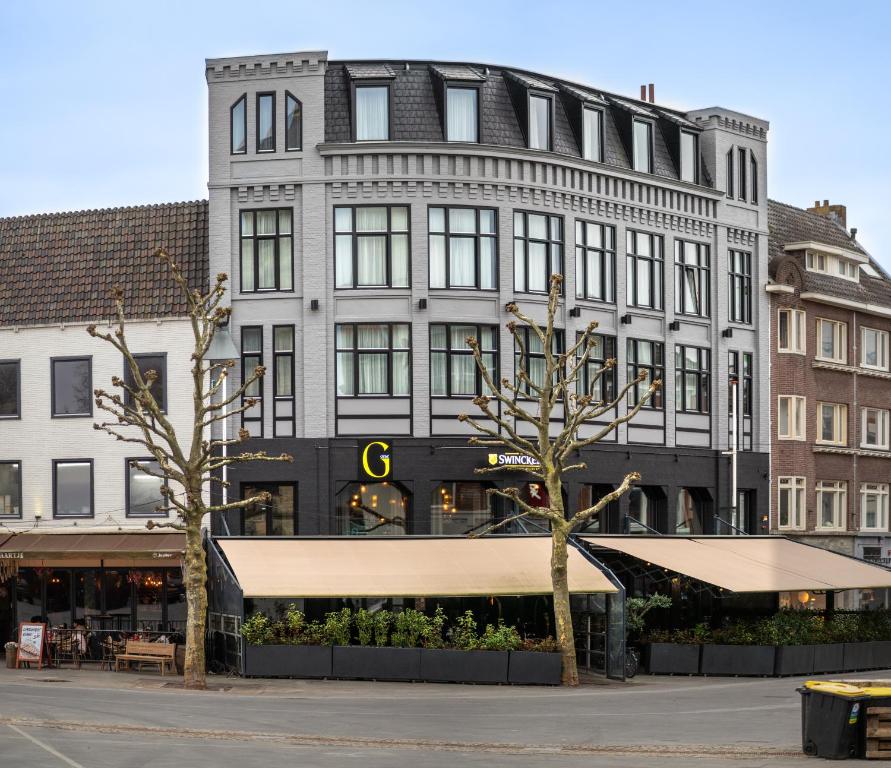 un gran edificio con un toldo delante de él en Stadshotel Heerlen en Heerlen