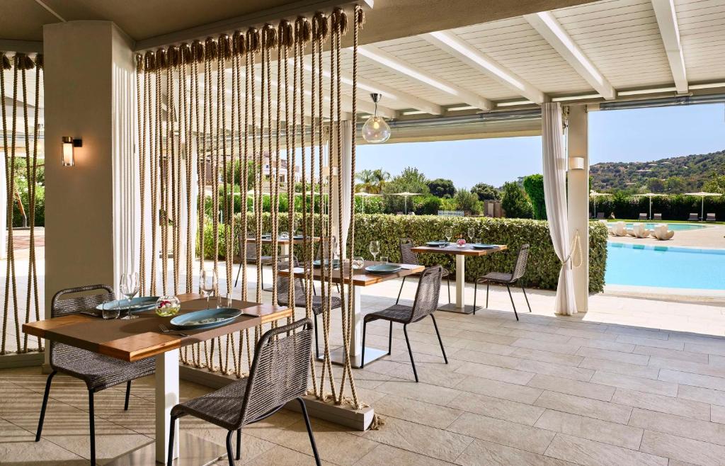 Bazén v ubytování Baia Di Chia Resort Sardinia, Curio Collection By Hilton nebo v jeho okolí