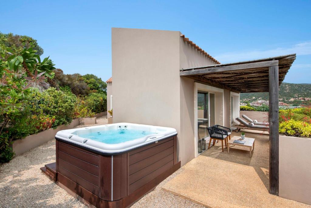 Bazén v ubytování Baia Di Chia Resort Sardinia, Curio Collection By Hilton nebo v jeho okolí