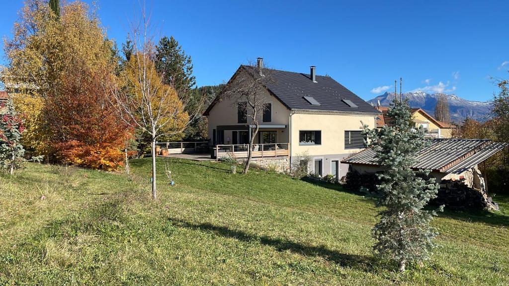 une maison blanche sur une colline avec une cour dans l'établissement Chabanas, à Gap
