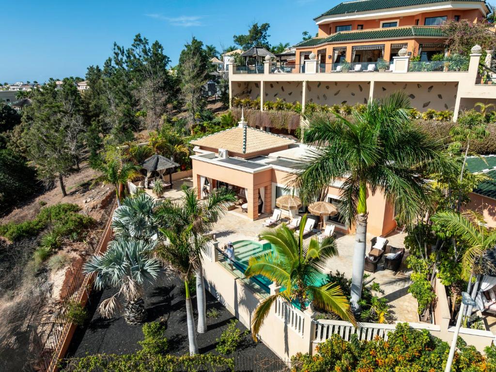 Сад в Royal Garden Villas, Luxury Hotel