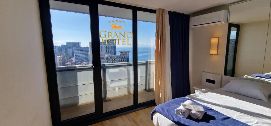Ένα ή περισσότερα κρεβάτια σε δωμάτιο στο GRAND HOTEL ☆ ORBI CITY