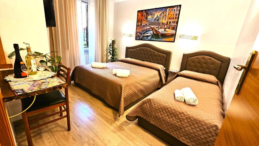 - une chambre avec 2 lits et une table avec un bureau dans l'établissement Luxury A Casa Simpatia Roma - Free Secure Parking if book 4 nights, à Rome