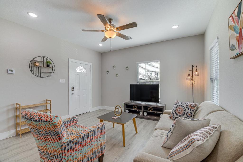 A seating area at Quiet Houston Home - 9 Mi to Downtown Aquarium!