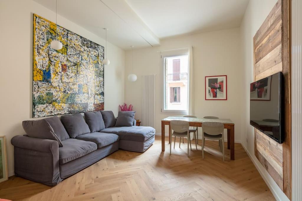 sala de estar con sofá y mesa en Casa Mia Venezia - perfect for 4 (free parking), en Mestre