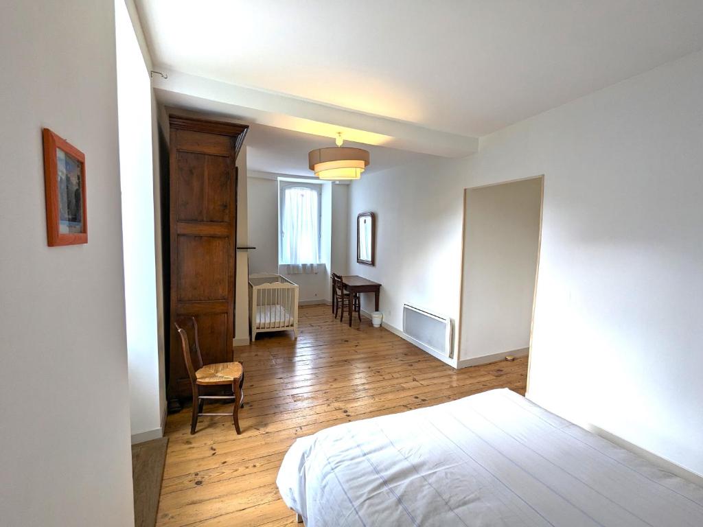 Postel nebo postele na pokoji v ubytování Gîte XIIIème siècle - 3 étoiles - WIFI - Salle de sport