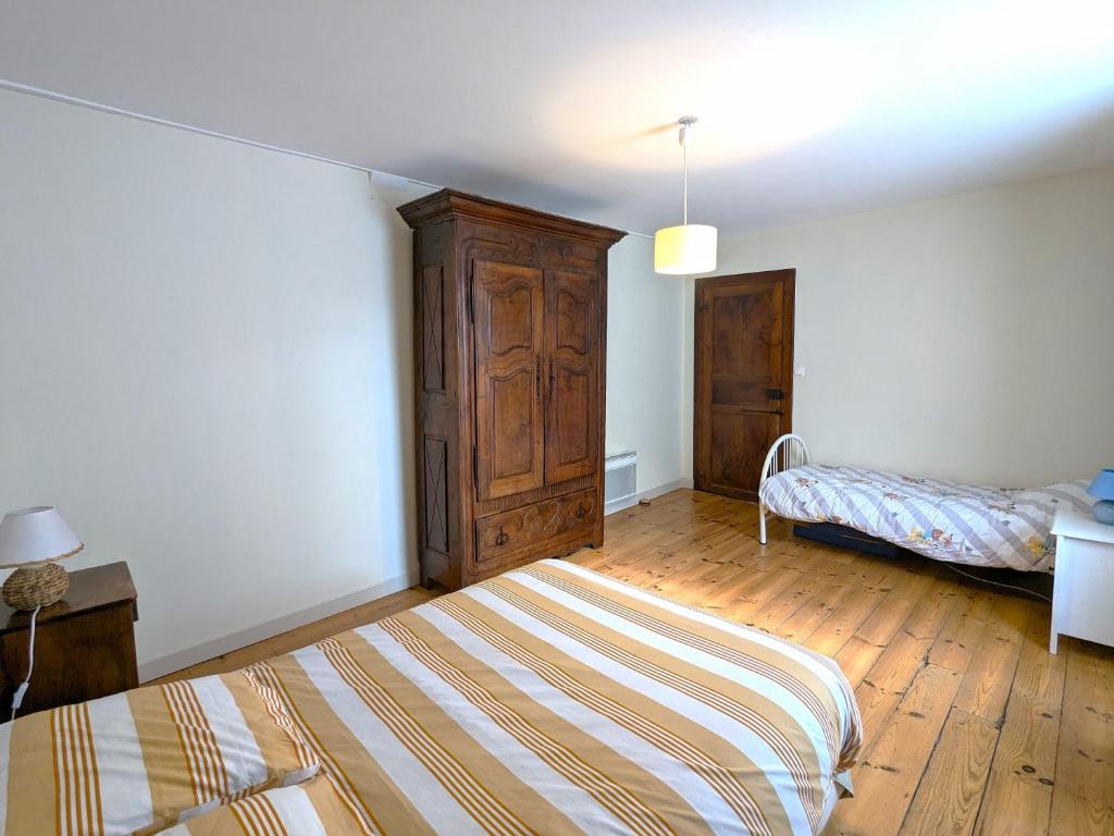 Postel nebo postele na pokoji v ubytování Gîte XIIIème siècle - 3 étoiles - WIFI - Salle de sport