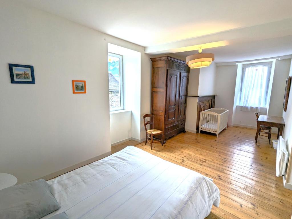 Postel nebo postele na pokoji v ubytování Gîte XIIIème siècle - 3 étoiles - WIFI - Salle de sport