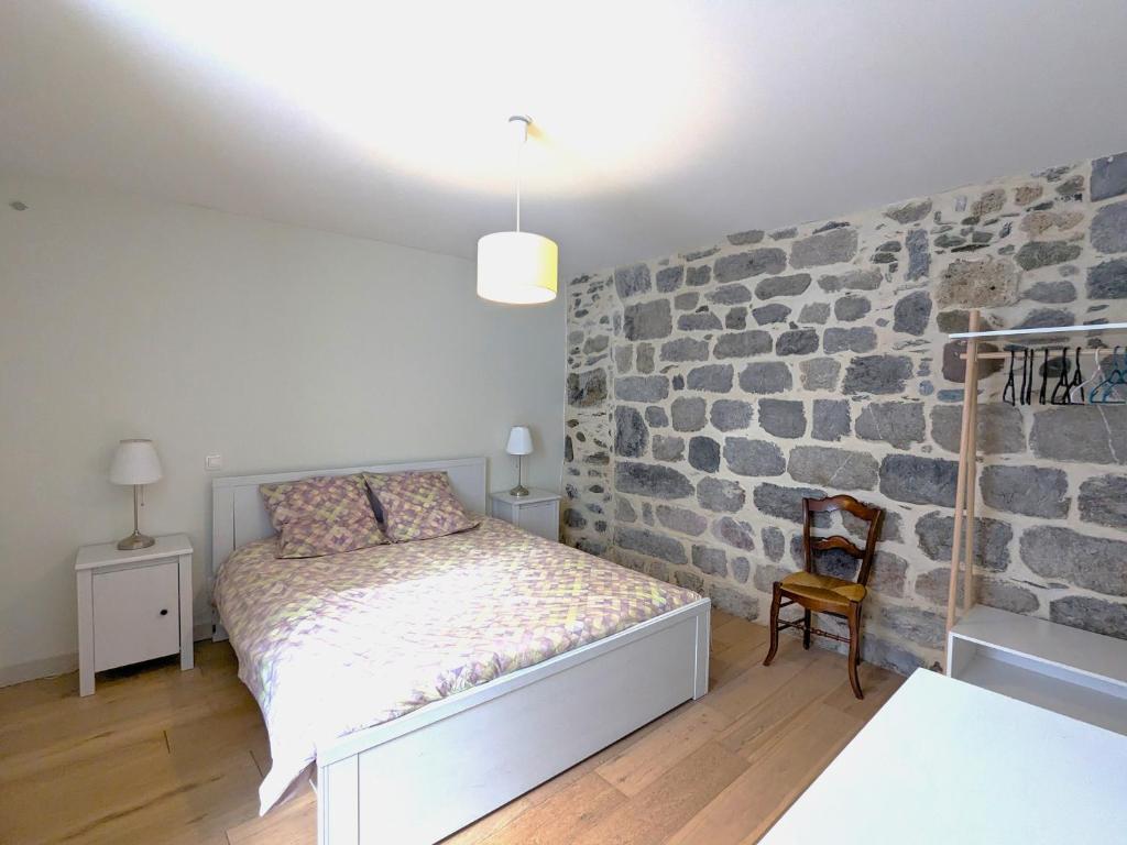 Postel nebo postele na pokoji v ubytování Gîte XIIIème siècle - 3 étoiles - WIFI - Salle de sport