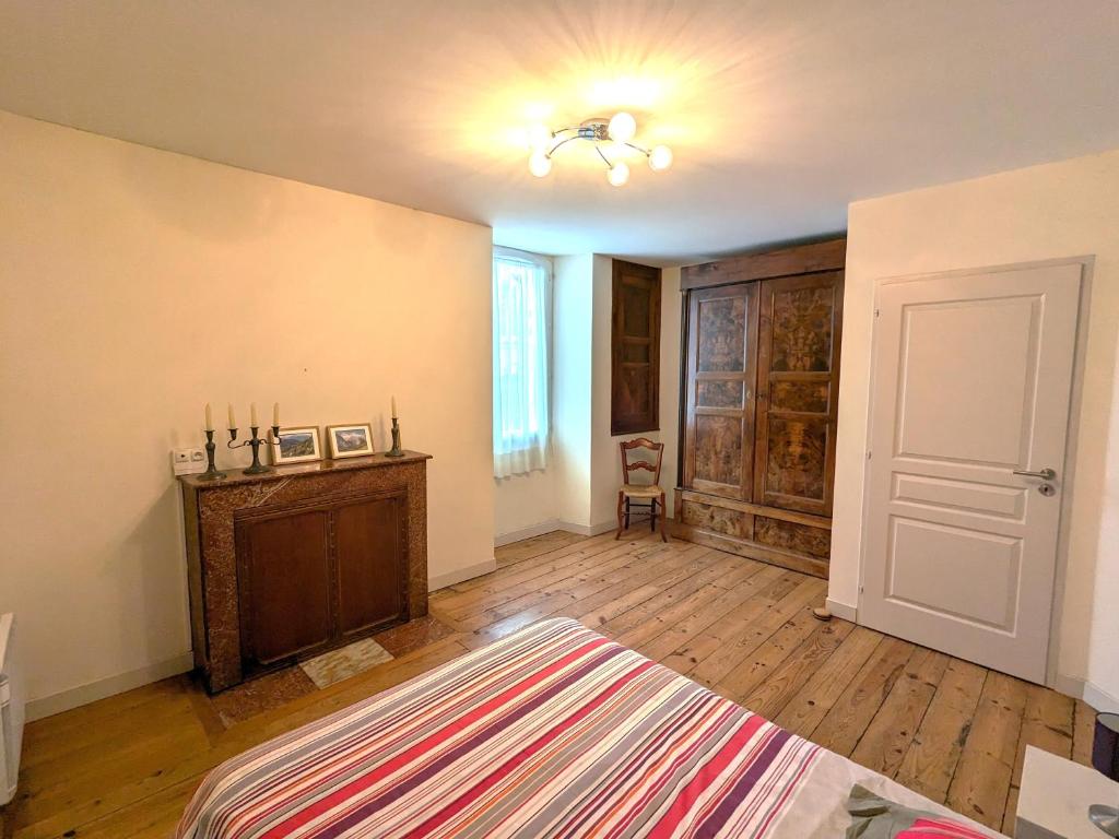Postel nebo postele na pokoji v ubytování Gîte XIIIème siècle - 3 étoiles - WIFI - Salle de sport