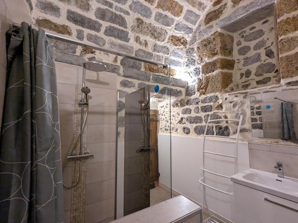 Koupelna v ubytování Gîte XIIIème siècle - 3 étoiles - WIFI - Salle de sport