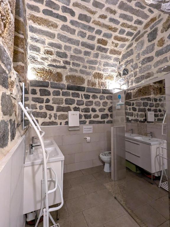 Koupelna v ubytování Gîte XIIIème siècle - 3 étoiles - WIFI - Salle de sport
