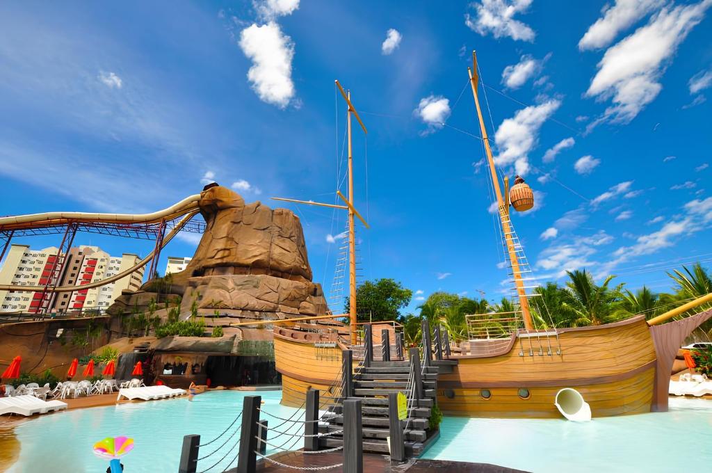 a pirate ship in the water at a theme park at Spazio DiRoma com Acesso ao Acqua parque in Caldas Novas