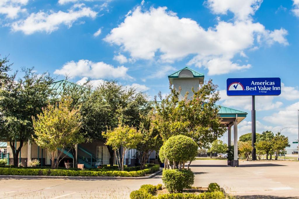 una señal frente a una posada con mejores vistas en Americas Best Value Inn Fort Worth, en Fort Worth