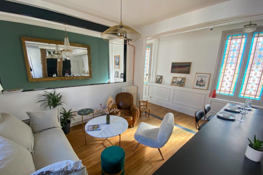 un salon avec un canapé et une table dans l'établissement Appartement historique cœur de ville, chic et cosy, à Rambouillet
