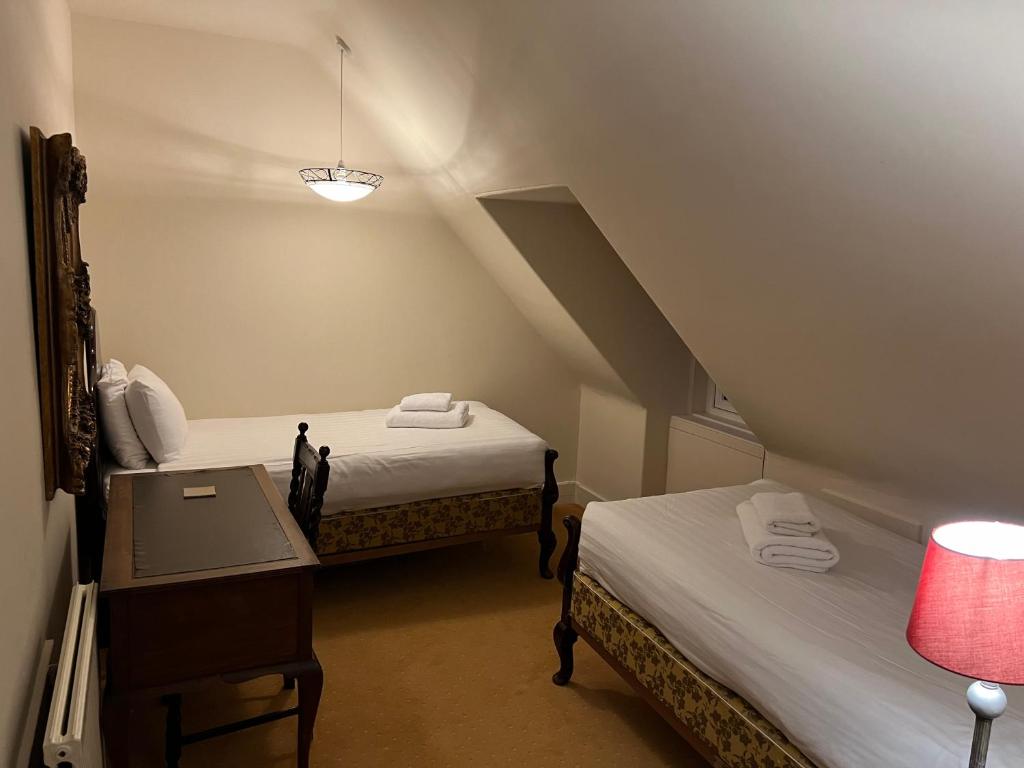 Postel nebo postele na pokoji v ubytování Dalmunzie Castle Hotel