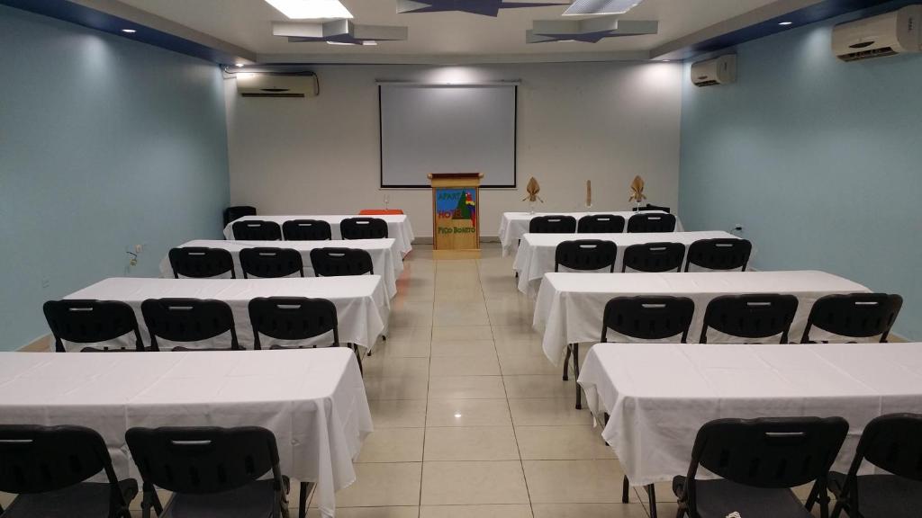 אזור העסקים ו/או חדר הישיבות ב-Apart Hotel Pico Bonito