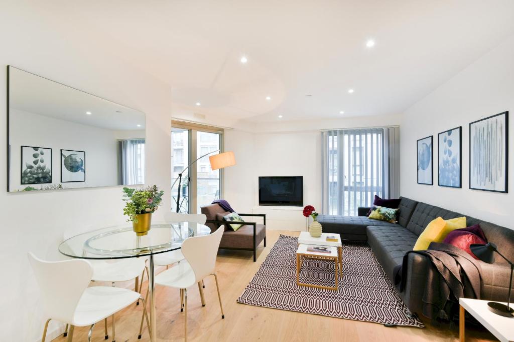 sala de estar con sofá y mesa en Madison Hill - Clapham South 1 - Two bedroom flat, en Londres