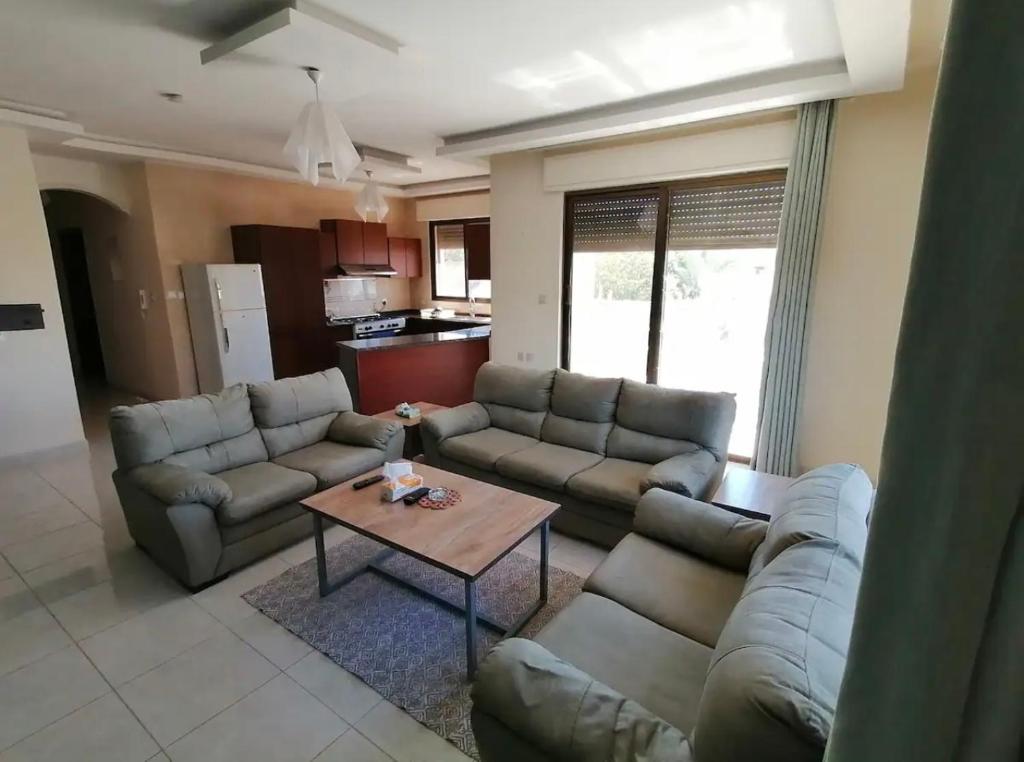 - un salon avec un canapé et une table dans l'établissement الراشد للشقق المفروشة, à Irbid