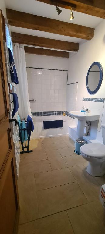 La salle de bains est pourvue de toilettes et d'un lavabo. dans l'établissement La fermette 72 - Les Contensières, à Saint-Vincent-du-Lorouër