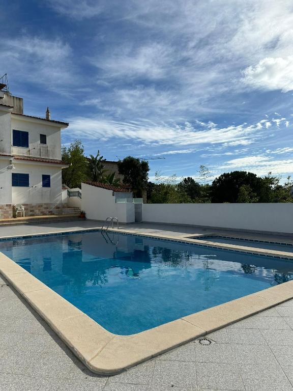 una piscina sul lato di una casa di Villa Facho ad Alvor
