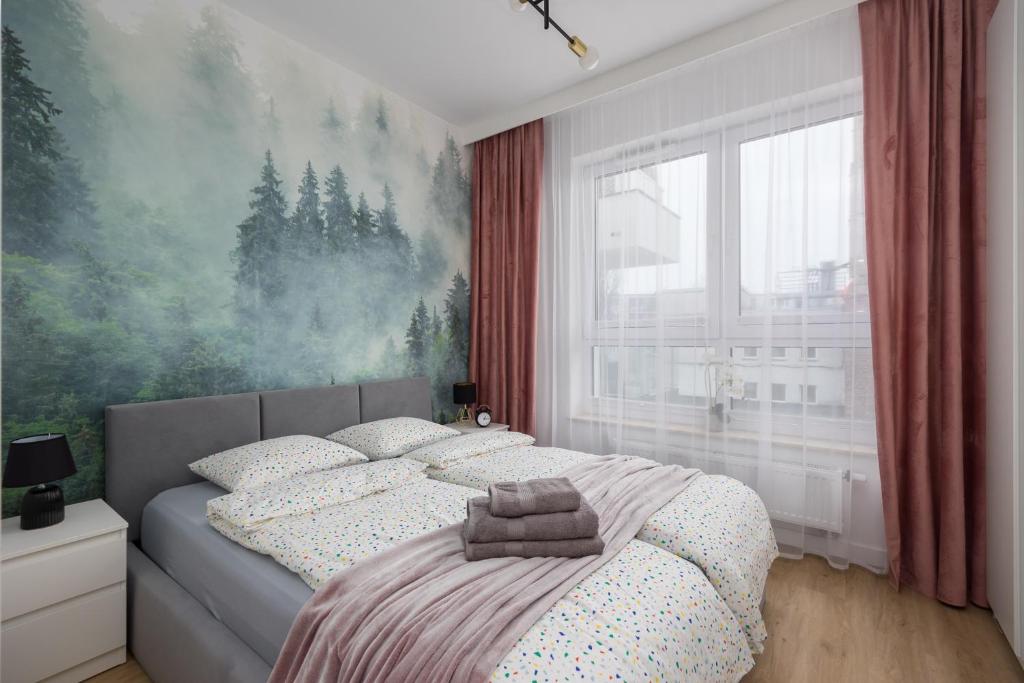 sypialnia z łóżkiem z obrazem na ścianie w obiekcie WARSZAWSKI SEN. Apartament na 5 w Warszawie