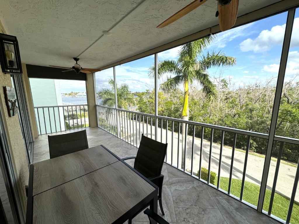 d'un balcon avec une table et des chaises et une vue sur l'océan. dans l'établissement Seagrape 303, à Fort Myers Beach