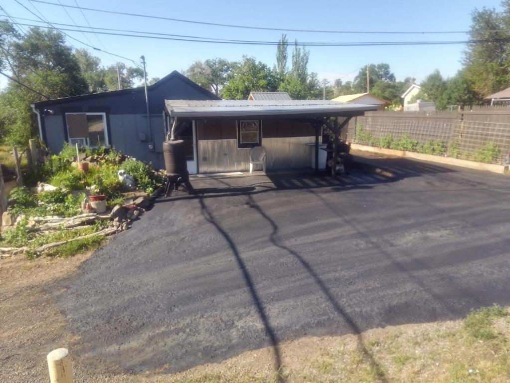 uma casa com uma entrada em frente em The Garden House em Rapid City