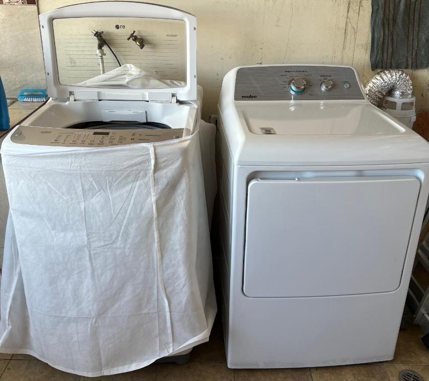einen weißen Kühlschrank mit Spüle und Mülleimer in der Unterkunft CÓMODA HABITACIÓN CENTRAL in Machala