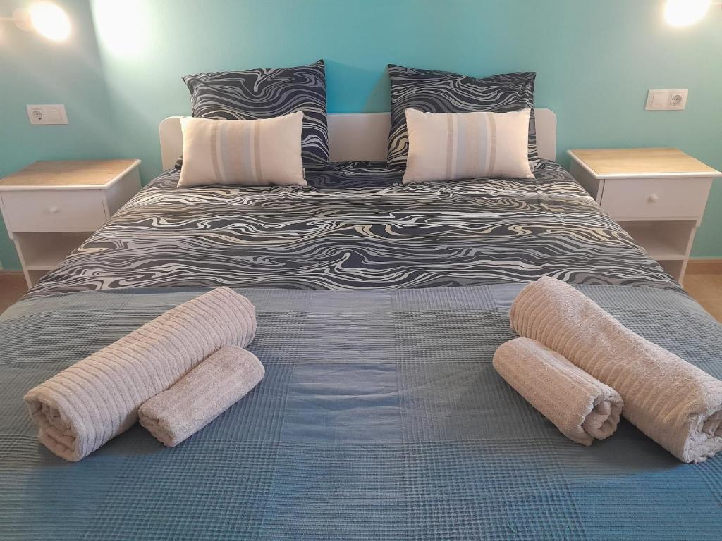 1 cama grande con 2 almohadas grandes. en Casa Damar en Corralejo