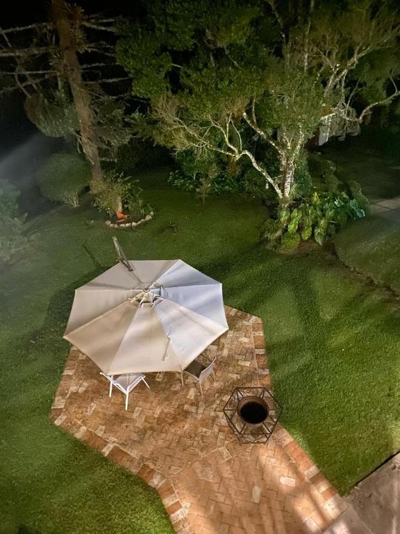 Um jardim no exterior de Tília Pousada de Charme