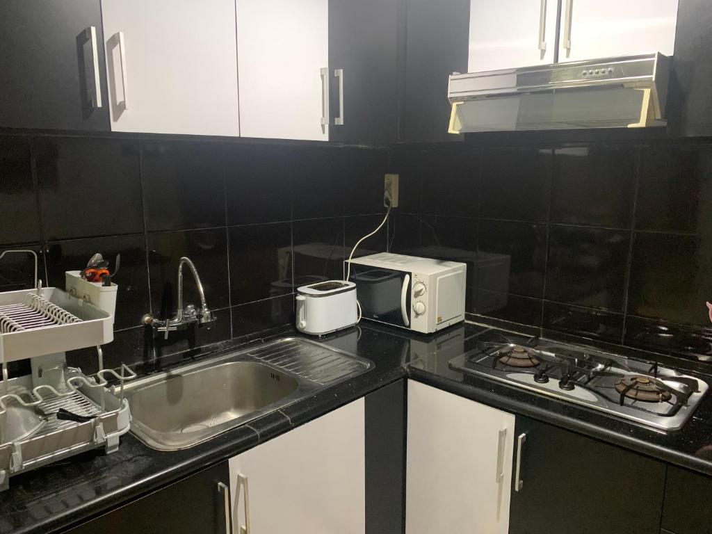 Kuchyň nebo kuchyňský kout v ubytování Cozy Palm Villa