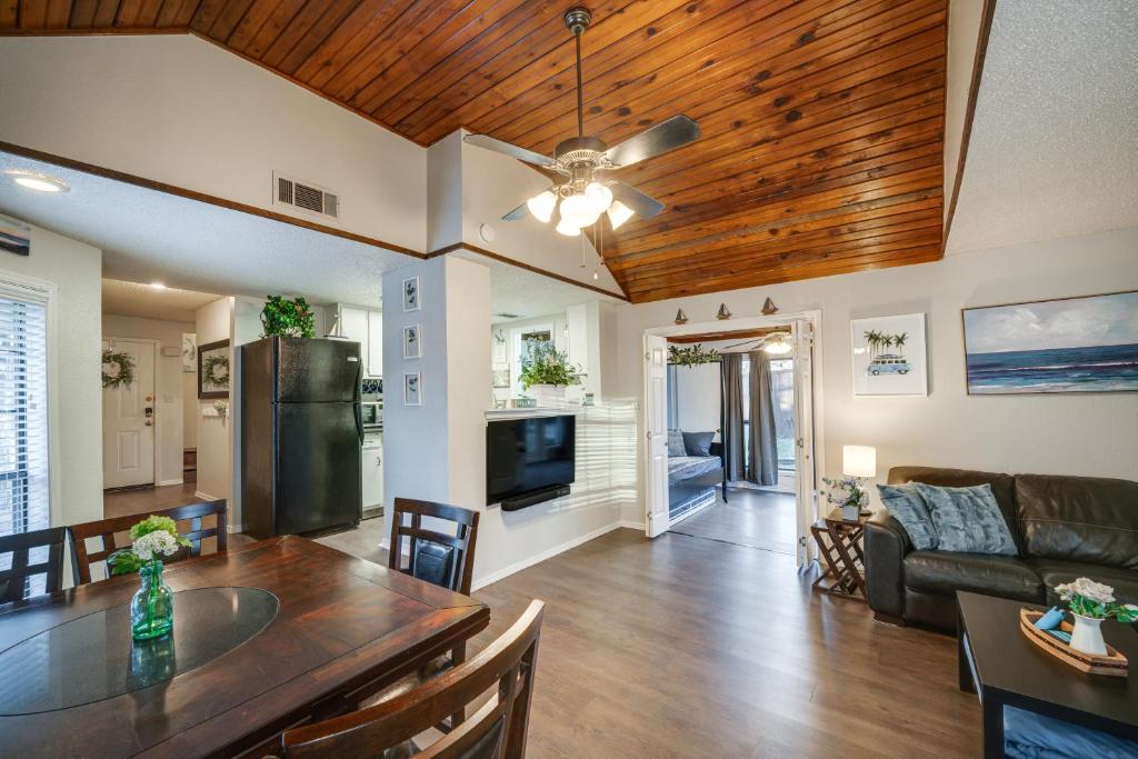 uma cozinha e sala de estar com uma ventoinha de tecto em Cozy Texas Vacation Rental Near Lewisville Lake! em Lake Dallas