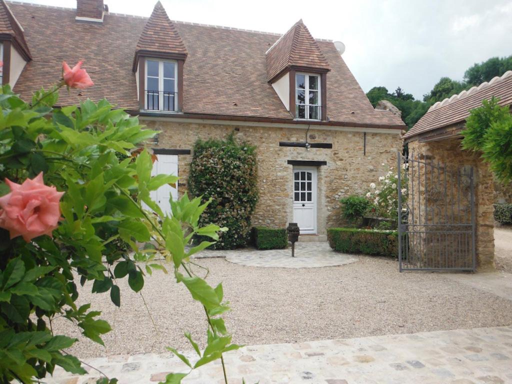 een stenen huis met een poort en een binnenplaats bij Gite 5 personnes SOLOGNE in Hargeville
