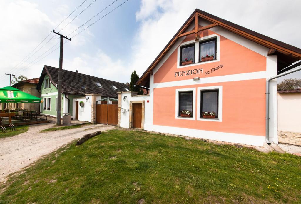 una casa con un edificio arancione e bianco di Penzion Na Statku a Starý Vestec