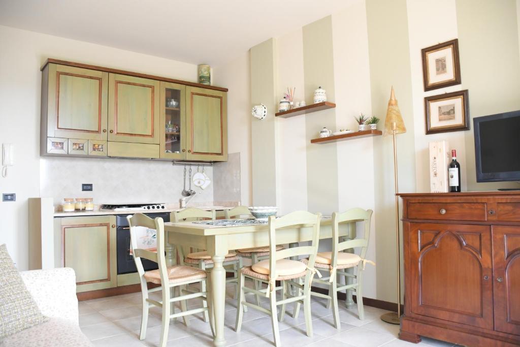 una cucina con un tavolo e sedie in una stanza di Simona's Home a Desenzano del Garda