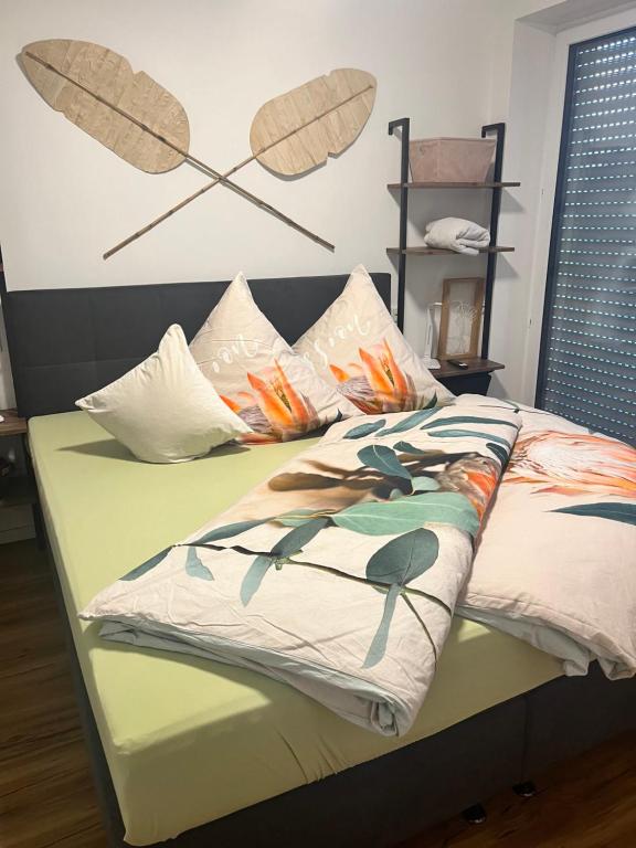 een slaapkamer met een bed met aigrafie aan de muur bij Apartments Vreden Familie Lansing in Vreden