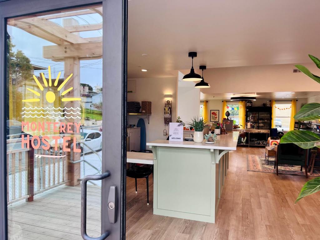 Kuchyň nebo kuchyňský kout v ubytování Monterey Hostel