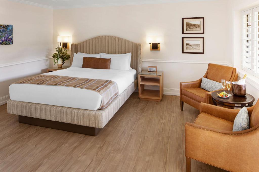 Säng eller sängar i ett rum på Coachman's Inn, A Four Sisters Inn